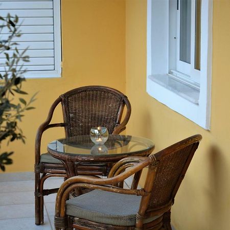 Raph'S Studios-Apts By The Sea Agia Marina Eksteriør bilde