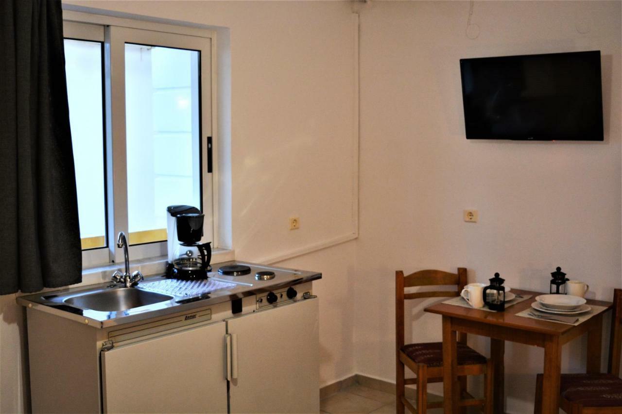 Raph'S Studios-Apts By The Sea Agia Marina Eksteriør bilde