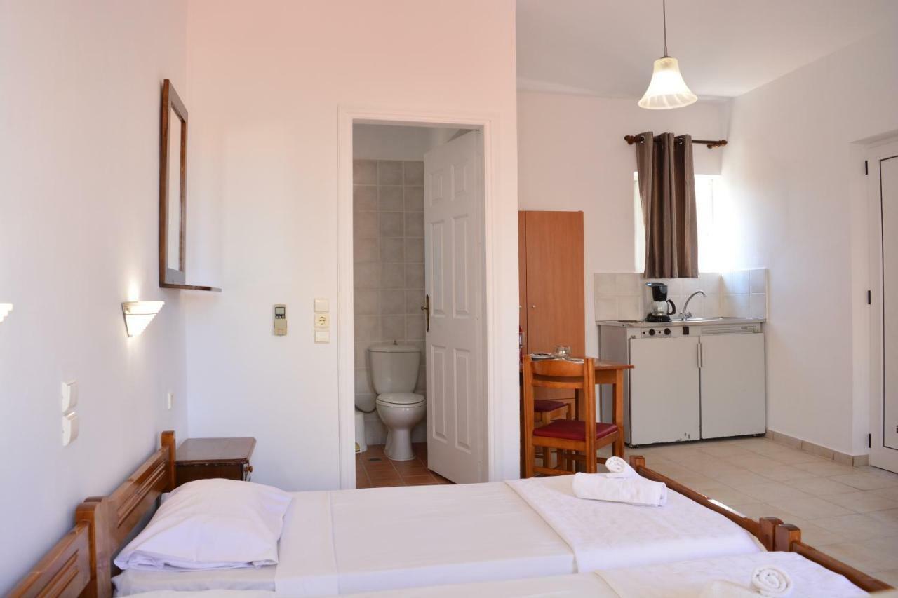 Raph'S Studios-Apts By The Sea Agia Marina Eksteriør bilde