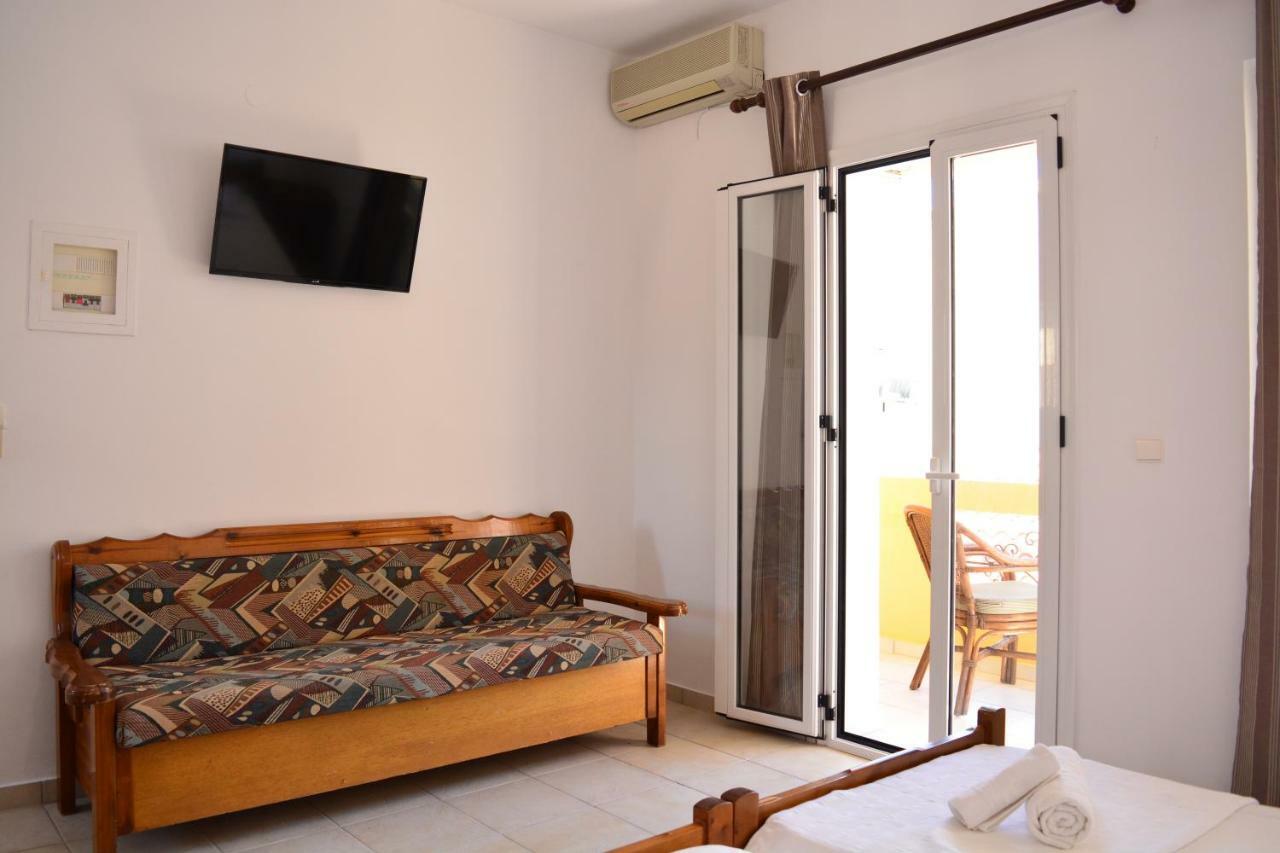Raph'S Studios-Apts By The Sea Agia Marina Eksteriør bilde