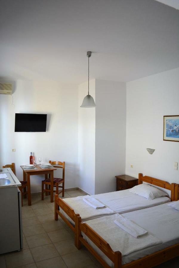 Raph'S Studios-Apts By The Sea Agia Marina Eksteriør bilde