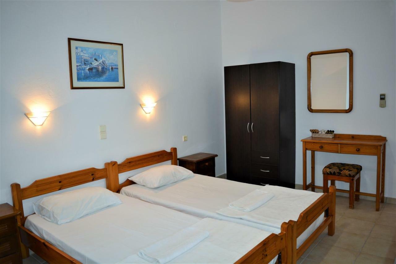 Raph'S Studios-Apts By The Sea Agia Marina Eksteriør bilde