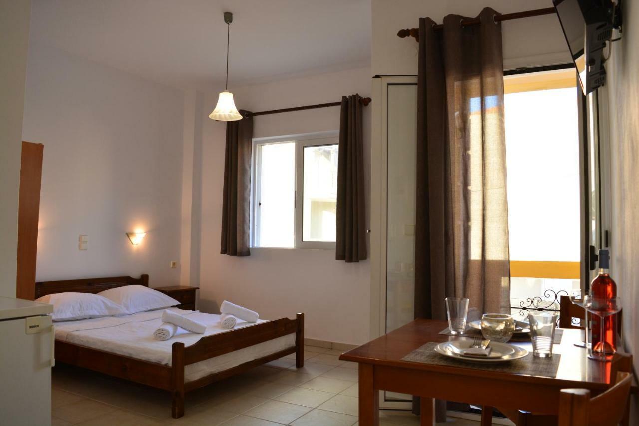 Raph'S Studios-Apts By The Sea Agia Marina Eksteriør bilde